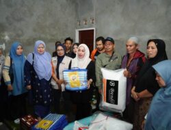 Serahkan Bantuan Untuk Korban Banjir dan Longsor, Ini Pesan Ketua TP PKK Tanah Datar