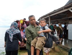 Di Antara Lumpur Yang Menutup Jalan, Ada Cerita Tentang Ketabahan.”