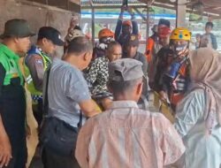 Gercep, Tim Gabungan Evakuasi Lansia Sakit Dari Kawasan Terisolasi Via Jalur Air