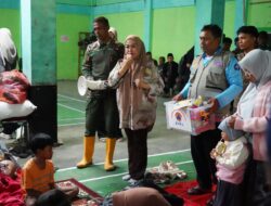 Di Tengah Duka Yang Mendalam, Ketua TP PKK Tanah Datar Hadir Berikan Motivasi Kepada Pengungsi di X Koto