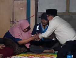 Takziah Ke Rumah Duka Korban Longsor, Bupati Eka Putra Siapkan Relokasi dan Berikan Beasiswa Terhadap Anak Almarhum