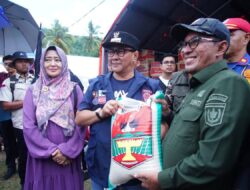 Terima Bantuan Dari Pemko Bukittinggi, Bupati Eka Putra: Warga Kami Masih Membutuhkan Uluran Tangan Dari Para Donatur