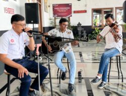 KAI Divre II Sumbar Warnai Nataru dengan Alunan Musik Live di Stasiun Padang