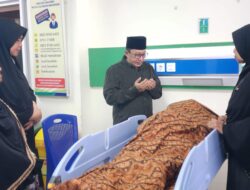 Mantan Pejabat Pemkab Tanah Datar Tutup Usia, Bupati Eka Putra Antar Pelepasan Jenazah