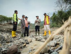 Pantau Langsung Pekerja di Lapangan, Bupati Eka Putra Pastikan Masa Transisi Tanggap Darurat Berjalan Dengan Baik