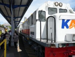 Kereta Lokal Jadi Primadona, KAI Sumbar Layani Libur Panjang dengan 20.496 Tempat Duduk