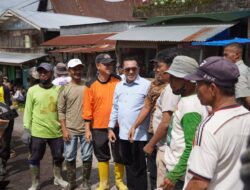Hadir Langsung Gotong Royong Pembangunan Halaman Masjid Nurul Falah, Bupati Eka Putra Berikan Bantuan