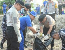 Polda Sumbar Gelar Aksi Bersih Pantai Purus Padang, Wujud Kepedulian Terhadap Lingkungan