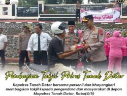 Kapolres Tanah Datar Bersama Bhayangkari Bagikan Takjil di Depan Mapolres Tanah Datar