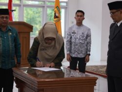 Sekda Tanah Datar Lantik Pejabat Manajerial dan Serahkan SK Kepala UPTD TK serta Kepala UPT SD dan SMP