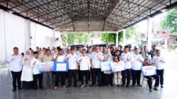 Bupati Eka Putra Serahkan Bantuan Sosial kepada Masyarakat Terdampak Bencana Hidrometeorologi 2025