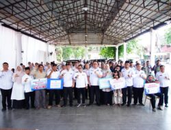 Bupati Eka Putra Serahkan Bantuan Sosial kepada Masyarakat Terdampak Bencana Hidrometeorologi 2025