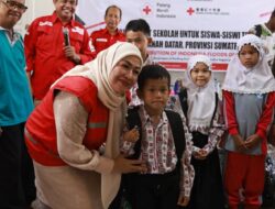 PMI Distribusikan 500 School Kit bagi Siswa Terdampak Galodo di Tanah Datar