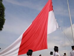 Semarak HUT RI ke 81, Sang Merah Putih Raksasa Kembali Berkibar di Puncak Gunuang Kasumbo