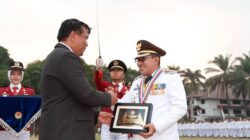 Perdana Dalam Sejarah Tanah Datar, Bupati Eka Putra Dianugerahi Kartika Pamong Praja Muda dan Lencana Alumni Kehormatan IPDN
