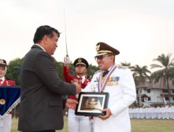 Perdana Dalam Sejarah Tanah Datar, Bupati Eka Putra Dianugerahi Kartika Pamong Praja Muda dan Lencana Alumni Kehormatan IPDN
