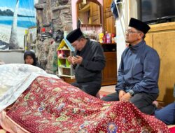 Turut Merasakan Duka Mendalam, Bupati Eka Putra Melayat ke Rumah Duka Almarhum Handa Yanda