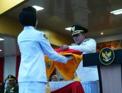 Ribuan Warga Padati Lapangan Cindua Mato Saksikan Penurunan Bendera HUT ke-81 RI
