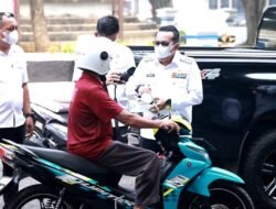 Kabut Asap Makin Pekat, Pemkab Tanah Datar Bergerak Bagikan Masker