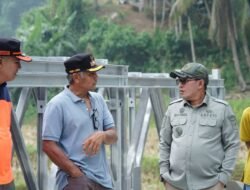 Bupati Eka Tinjau Progres Pembangunan Jembatan Bailey Tanjung Anau